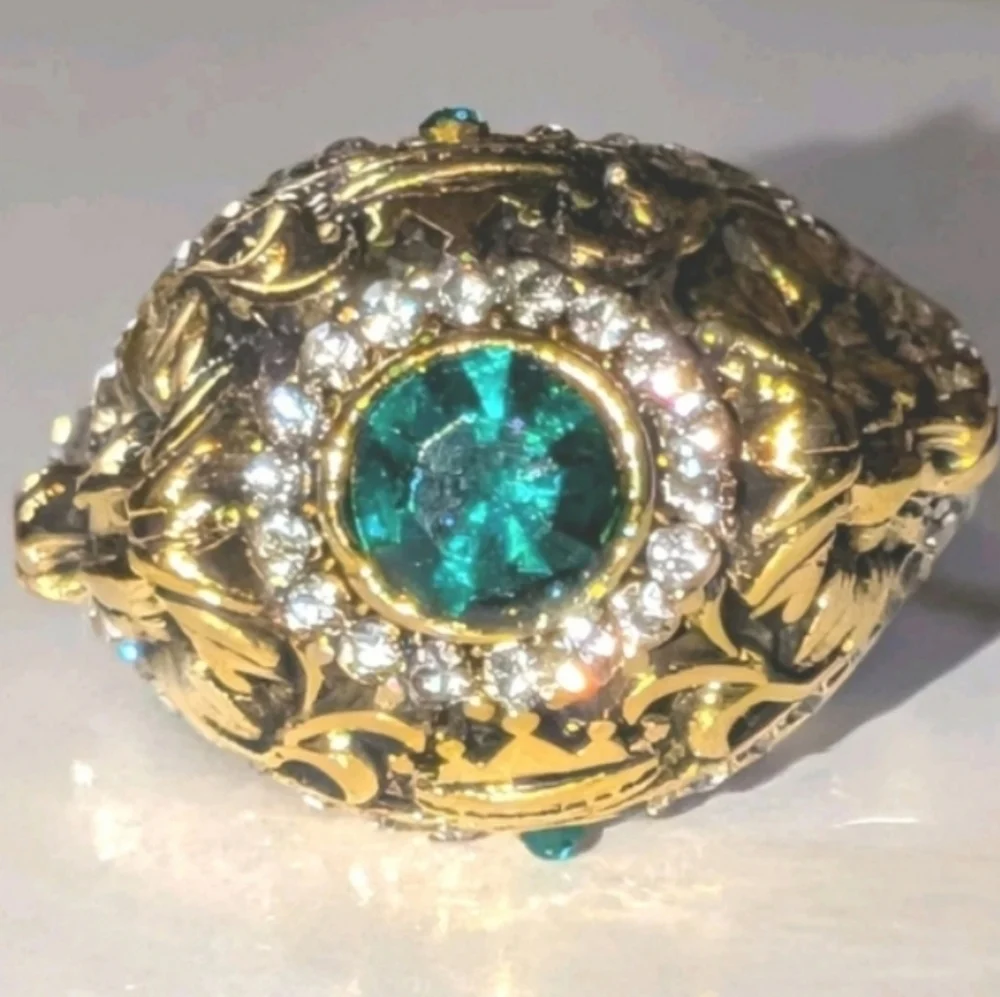 Elegant Golden Lion and Green Gemstone Mens Ring Sz 10